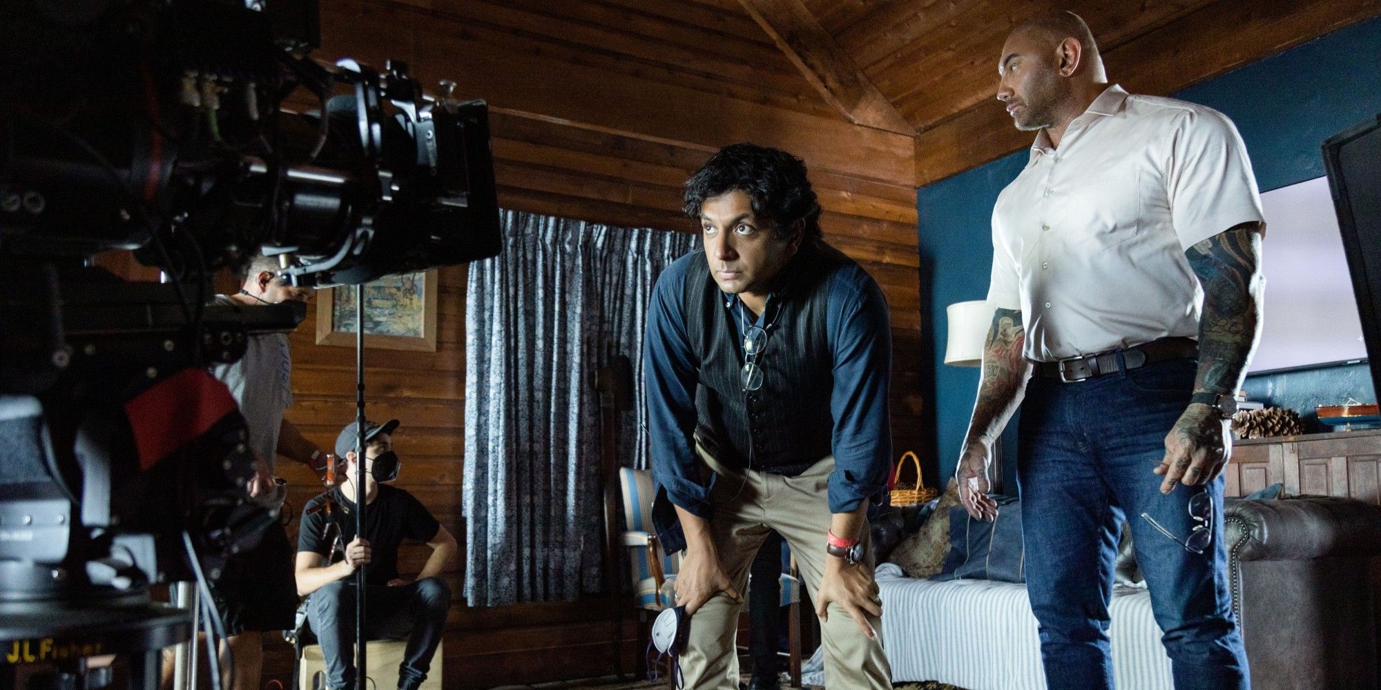 Dave Bautista habla sobre su oficio en el nuevo clip de Knock At The Cabin BTS