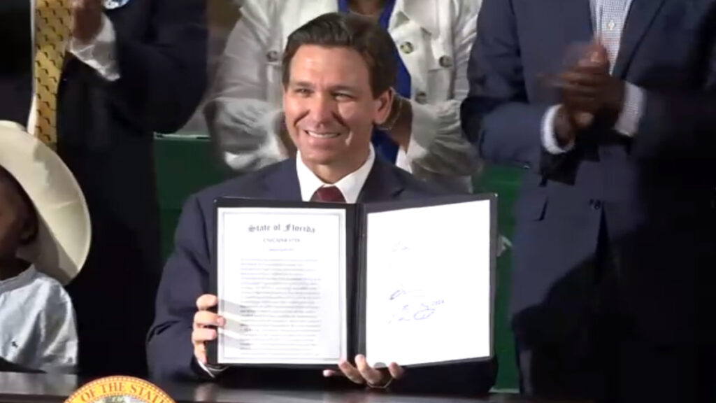 DeSantis firma proyecto de ley de inmigración en Florida