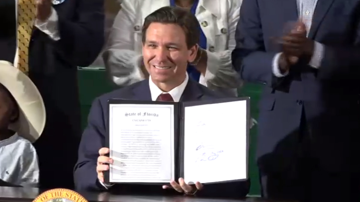 DeSantis firma proyecto de ley de inmigración en Florida