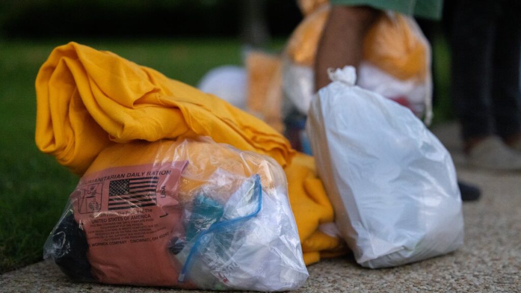 Dejan a casi 90 migrantes frente a la casa de Kamala Harris