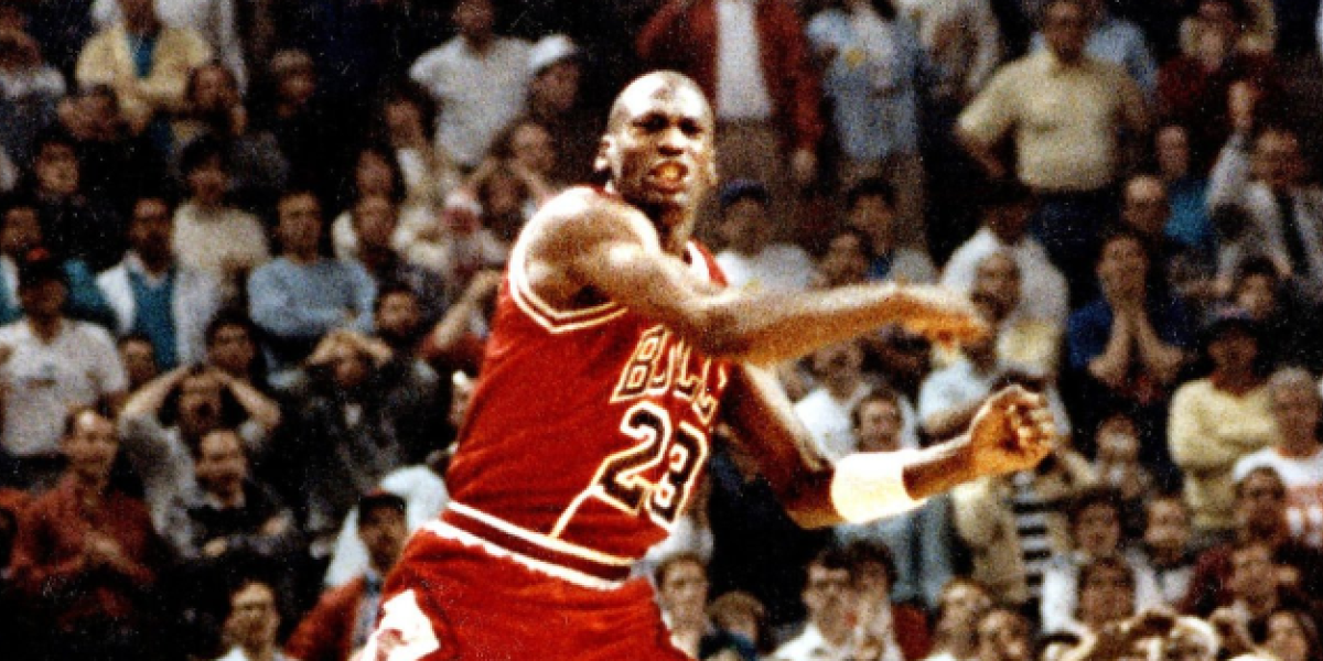 Derrick White iguala un hito que sólo había logrado Michael Jordan