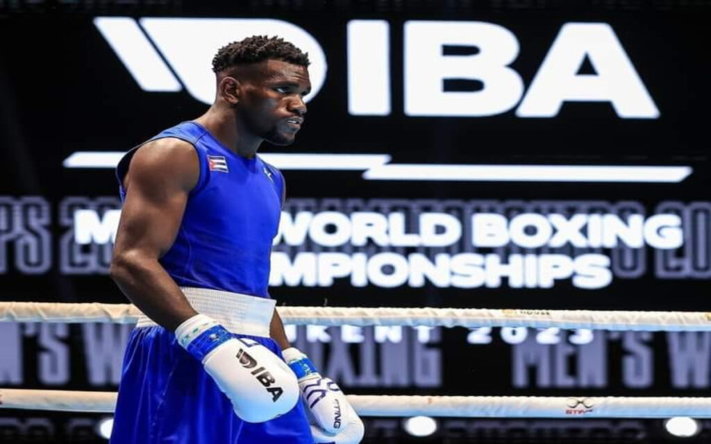 Deserta boxeador cubano, doble campeón mundial, durante una escala en Panamá | Tuit