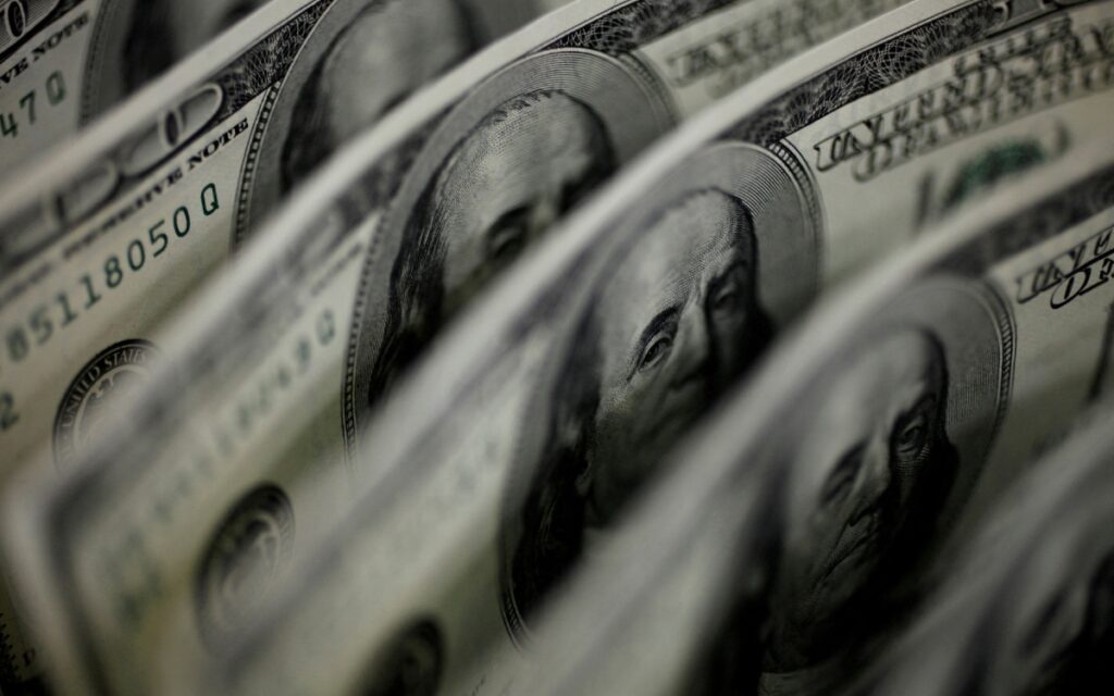 Dólar va por tercera semana al alza, mientras siguen negociaciones por deuda en EU