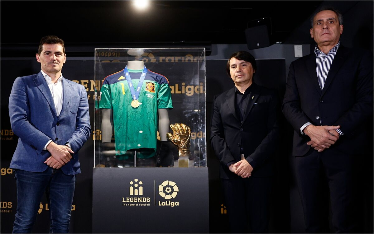 Dona Iker Casillas playera con la que jugó la Final del Mundial Sudáfrica 2010 | Video