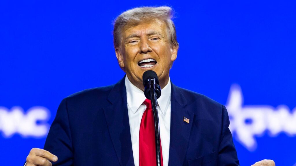 Donald Trump dice que eliminaría la ciudadanía automática para hijos de inmigrantes de ganar las elecciones de 2024