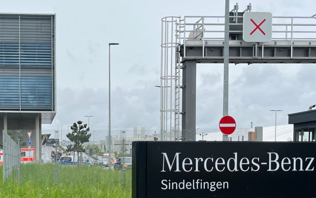 Dos muertos por tiroteo en planta de Mercedes-Benz alemana