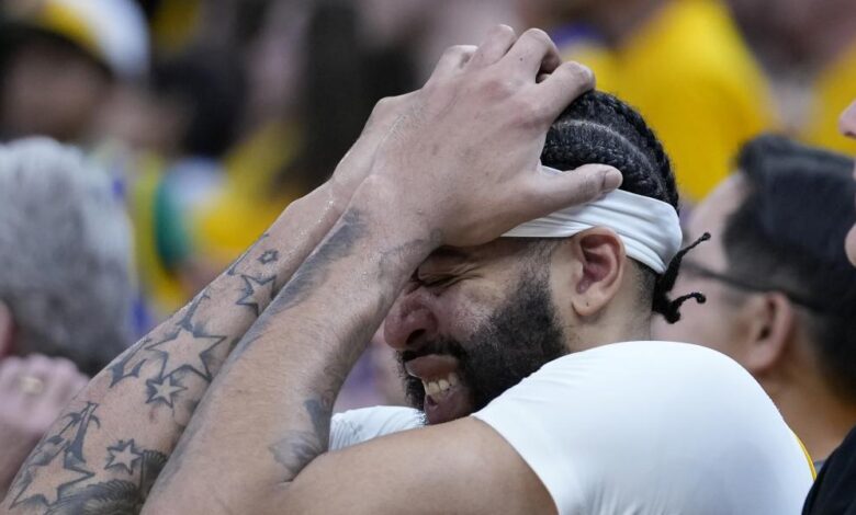 Drama en los Lakers: Anthony Davis tuvo que retirarse por un golpe en la cabeza