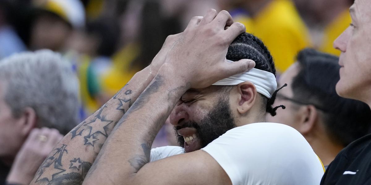 Drama en los Lakers: Anthony Davis tuvo que retirarse por un golpe en la cabeza