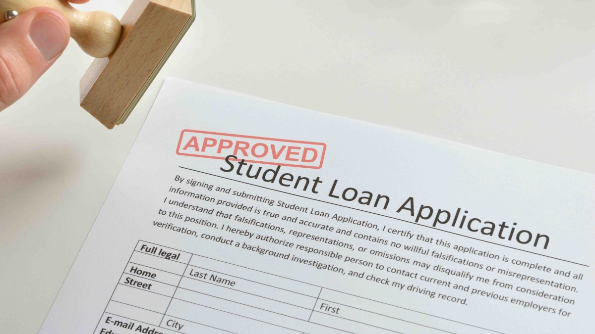 EEUU aprobó millones en condonación de préstamos estudiantiles para trabajadores del servicio público