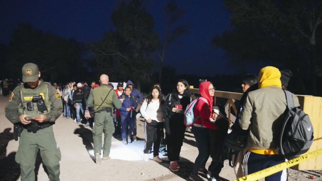 EEUU pide a inmigrantes en la frontera solicitud en línea de asilo