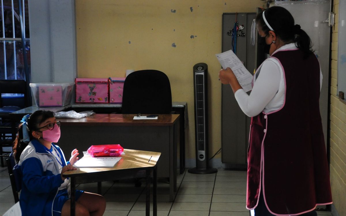 El 70% de los maestros gana entre dos y cinco salarios mínimos: Inegi