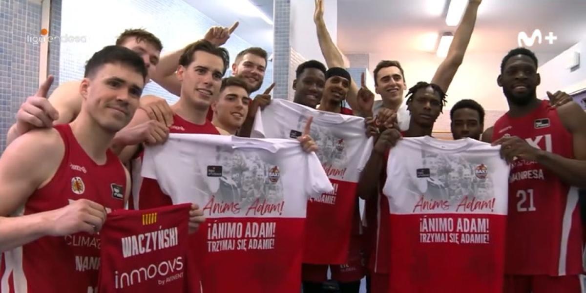 El BAXI Manresa celebra la permanencia en la pista del Breogán