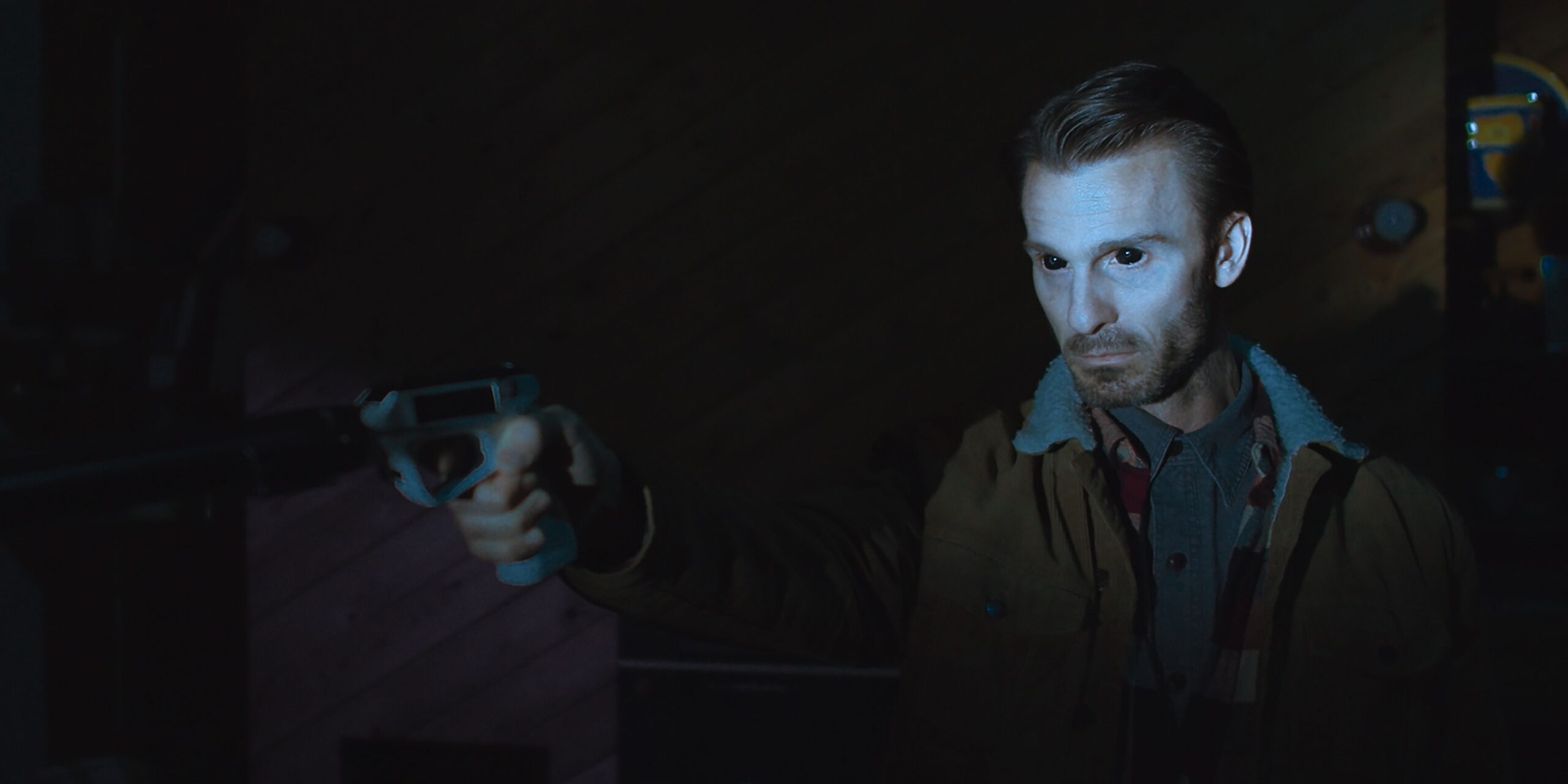 El boxeador se enfrenta a un culto caníbal en el tráiler de The Devil Comes At Night [EXCLUSIVE]