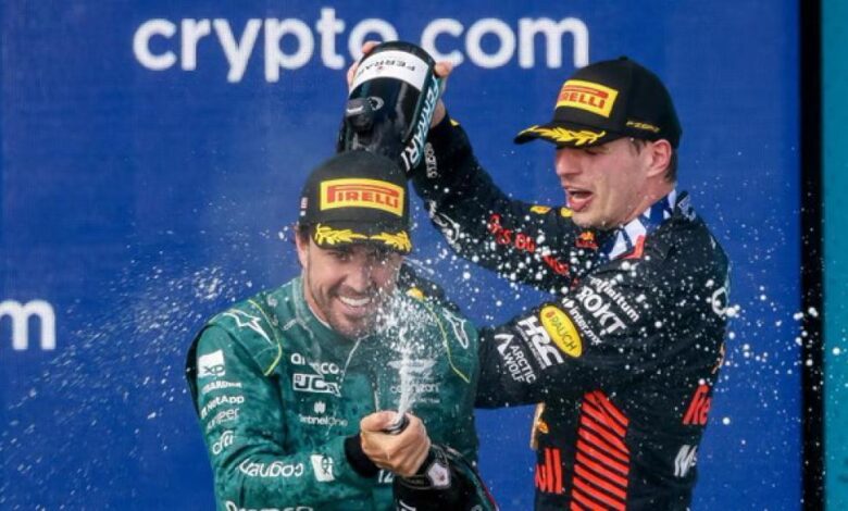El divertido momento de Alonso mientras Verstappen atendía a los medios