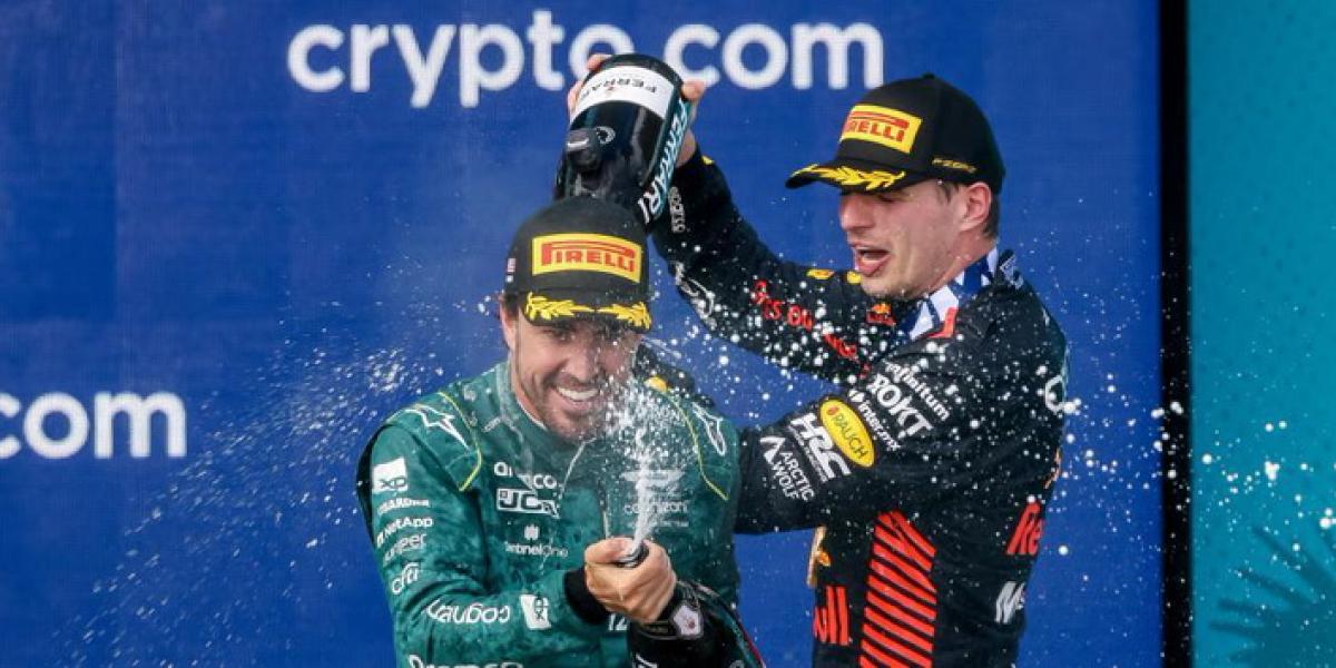 El divertido momento de Alonso mientras Verstappen atendía a los medios