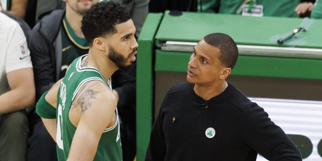 El entrenador de los Celtics intenta imitar a Johan Cruyff... pero no le sale bien