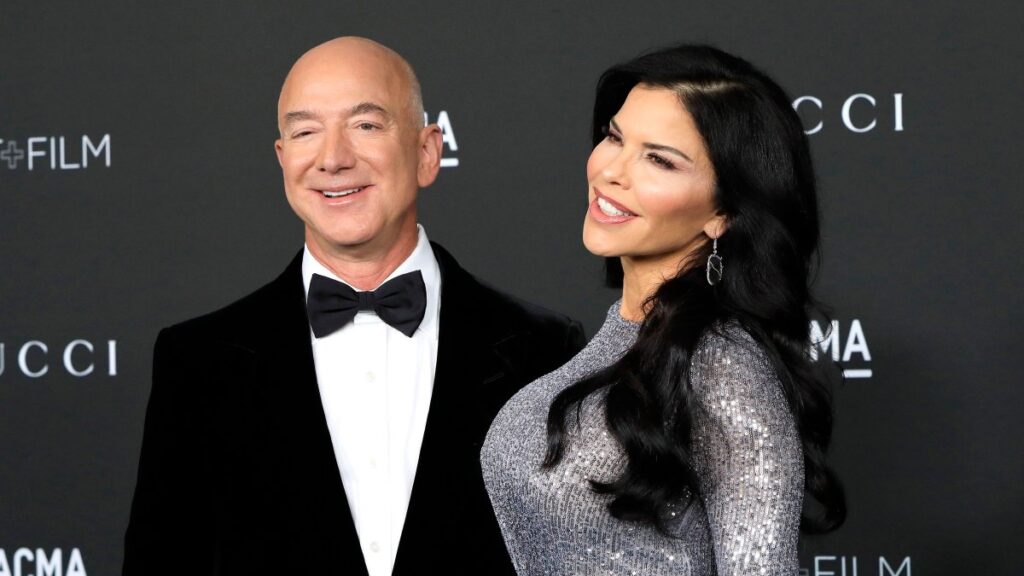 El fundador de Amazon Jeff Bezos se compromete con su novia Lauren Sánchez