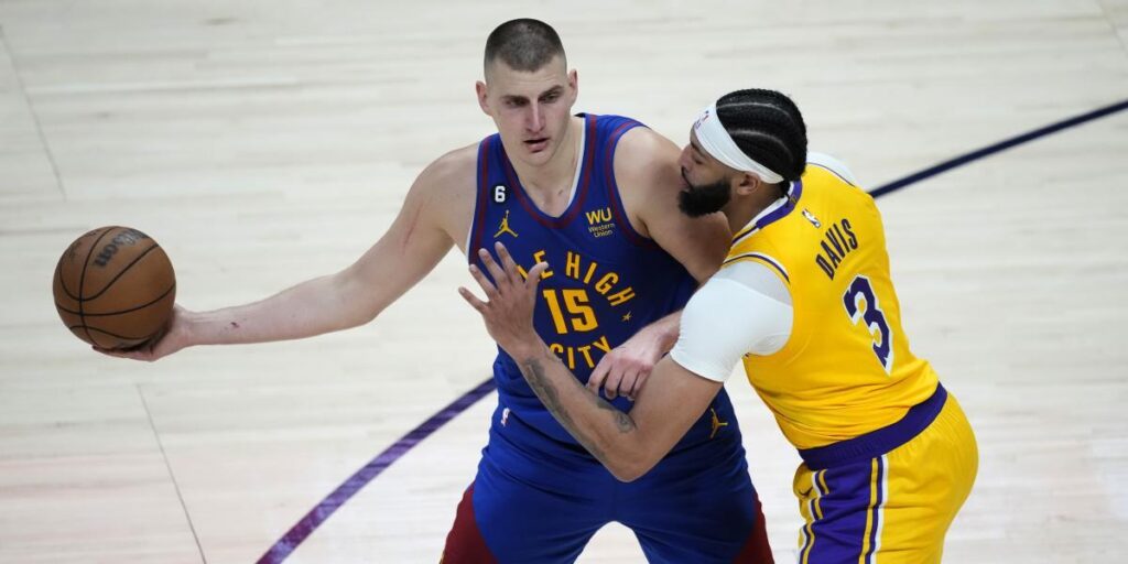 El hilarante triple de Jokic ante el que Davis no tuvo otra que reírse