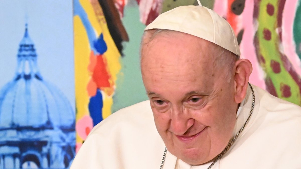 El papa Francisco suspende su agenda prevista por tener fiebre