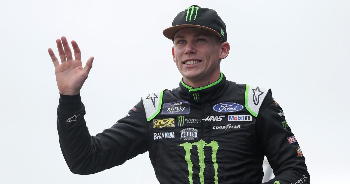 El piloto de NASCAR Riley Herbst rinde tributo a Ken Block y finaliza entre los 10 primeros en las 500 Millas de Daytona (exclusivo)