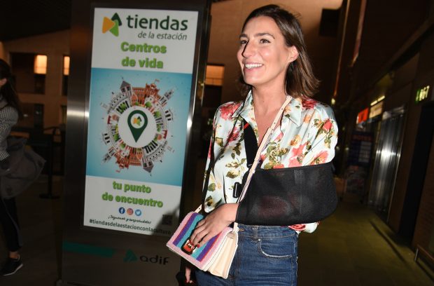 Eugenia Osborne en Sevilla con el brazo en cabestrillo. / Gtres