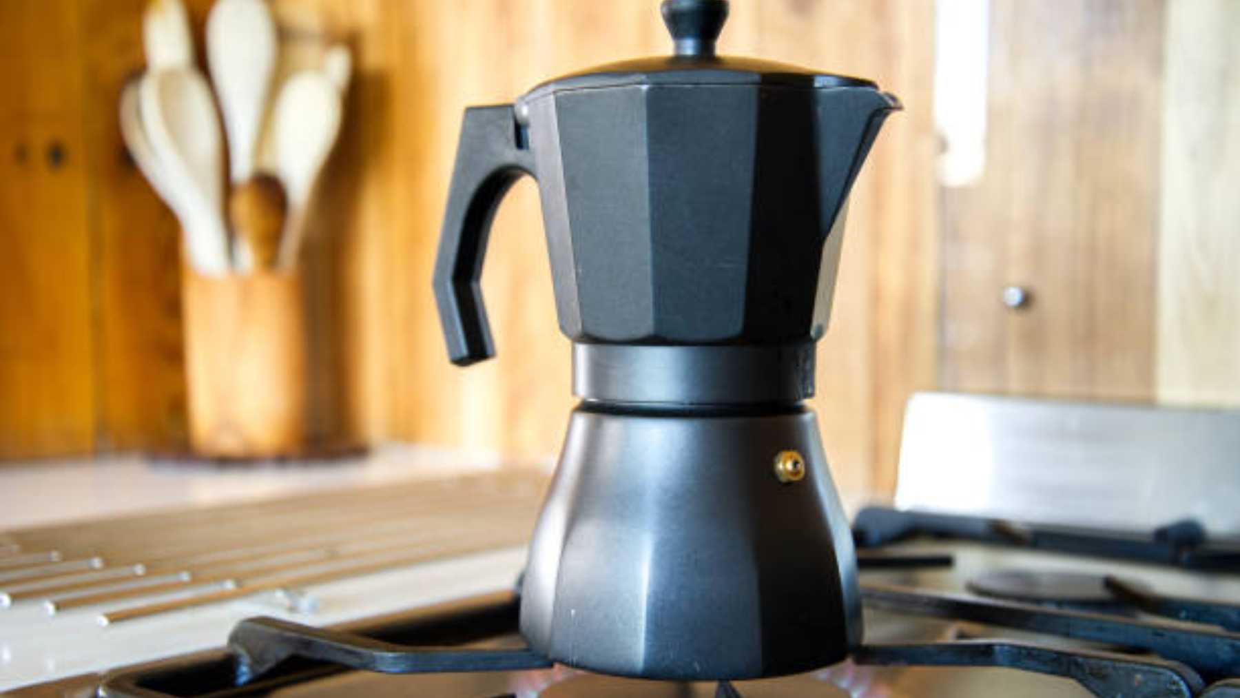 El producto casero que deberás usar para dejar como nueva tu cafetera