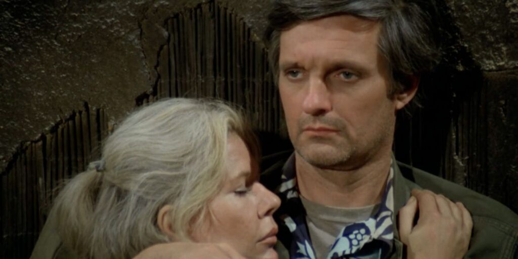 alan alda and loretta swit in mash season 6