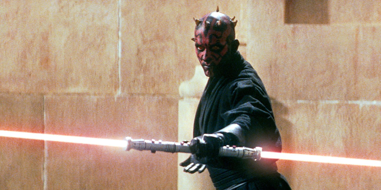 El sable de luz de Darth Maul brilla en un vibrante cosplay de fan