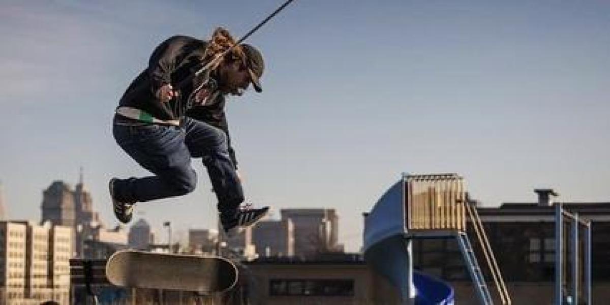 El skater ciego monta un parque