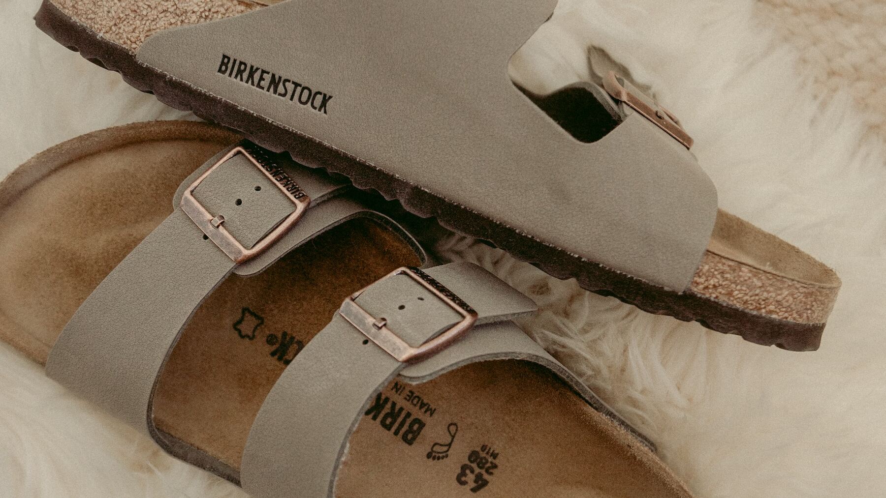 El trucazo definitivo para limpiar las sandalias