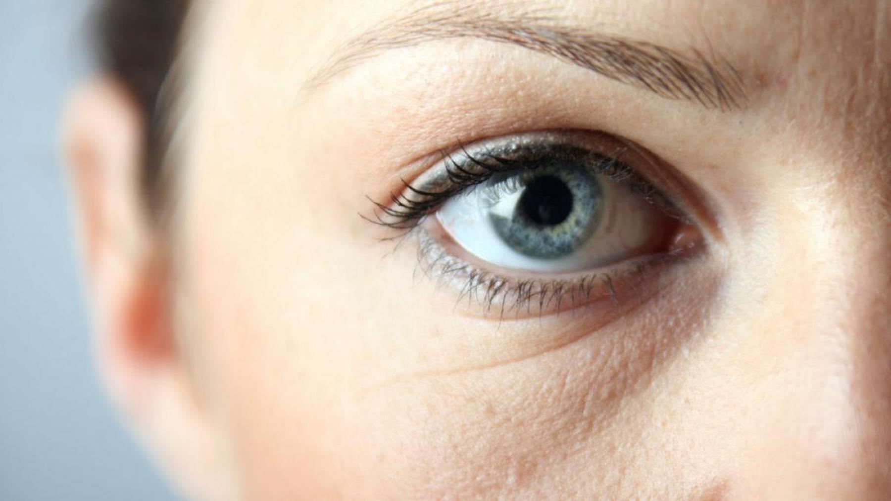 El trucazo del agua y el pintalabios para decir adiós para siempre a las ojeras