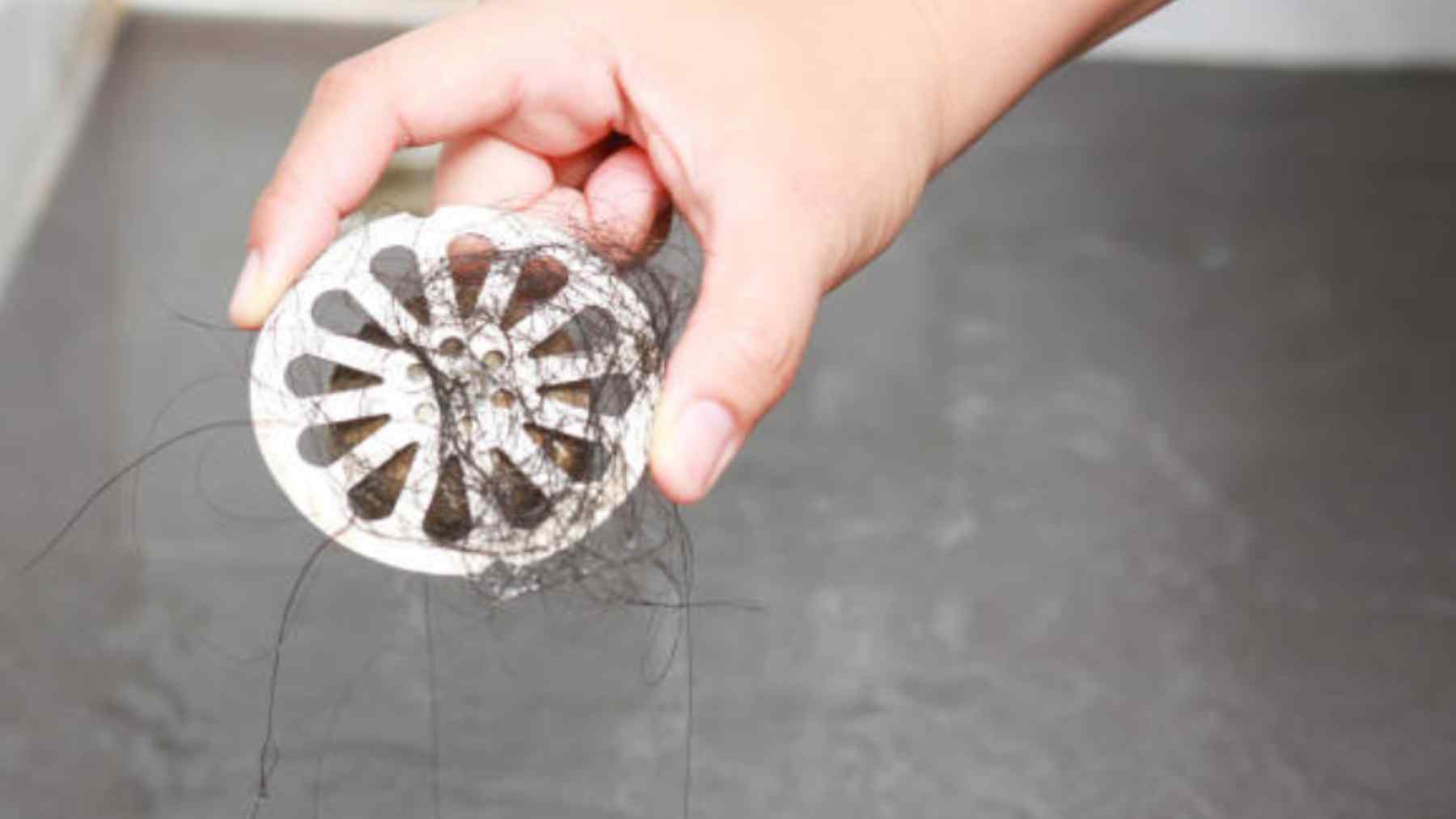 El trucazo para quitar los pelos acumulados en el desagüe de la ducha
