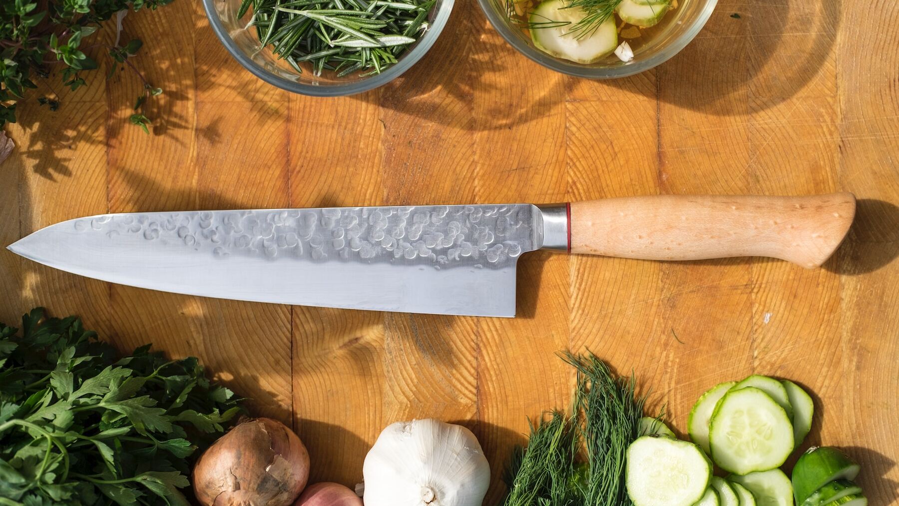 El truco de la taza para afilar tus cuchillos sin gastarte dinero