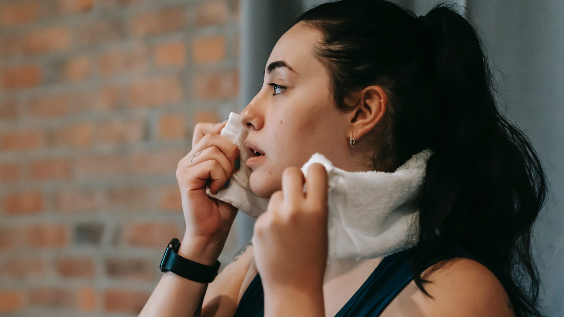 El truco del algodón para eliminar las manchas y el olor a sudor de la ropa