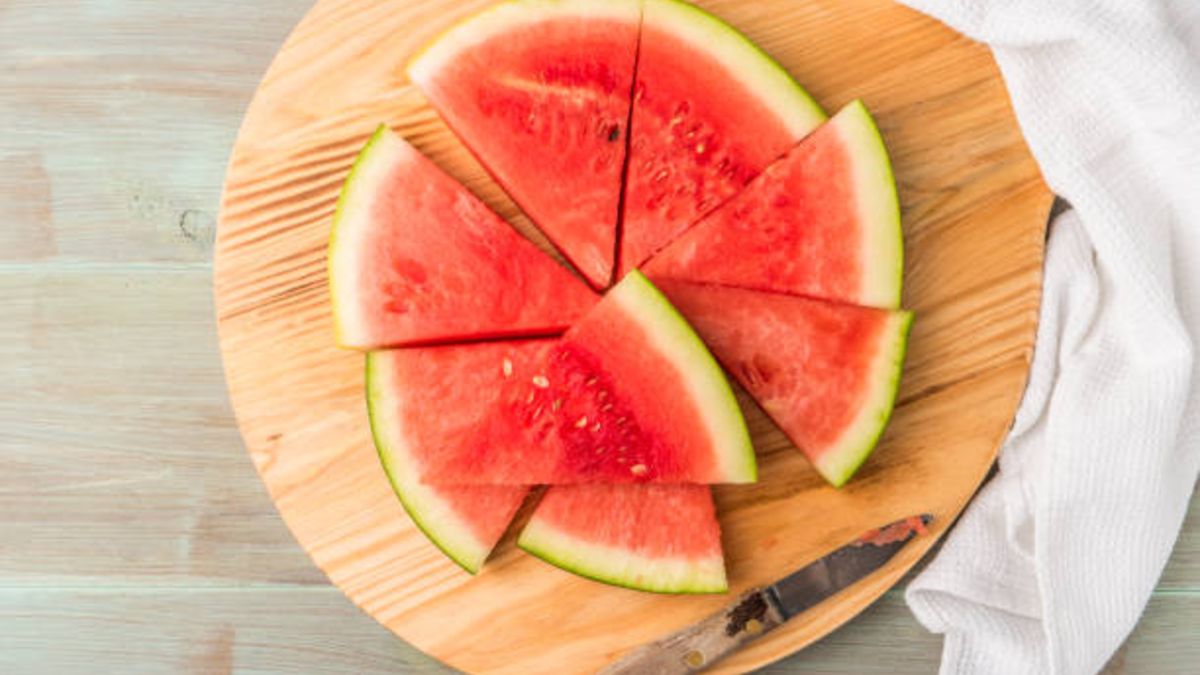 El truco para cortar la sandía utilizando solo hilo dental