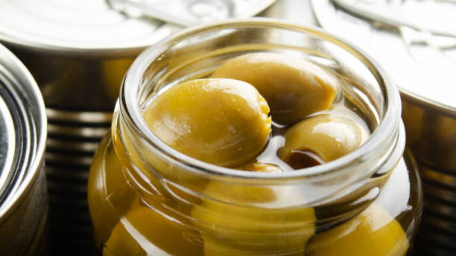 El truco para evitar que se forme una capa blanca en tu tarro de aceitunas