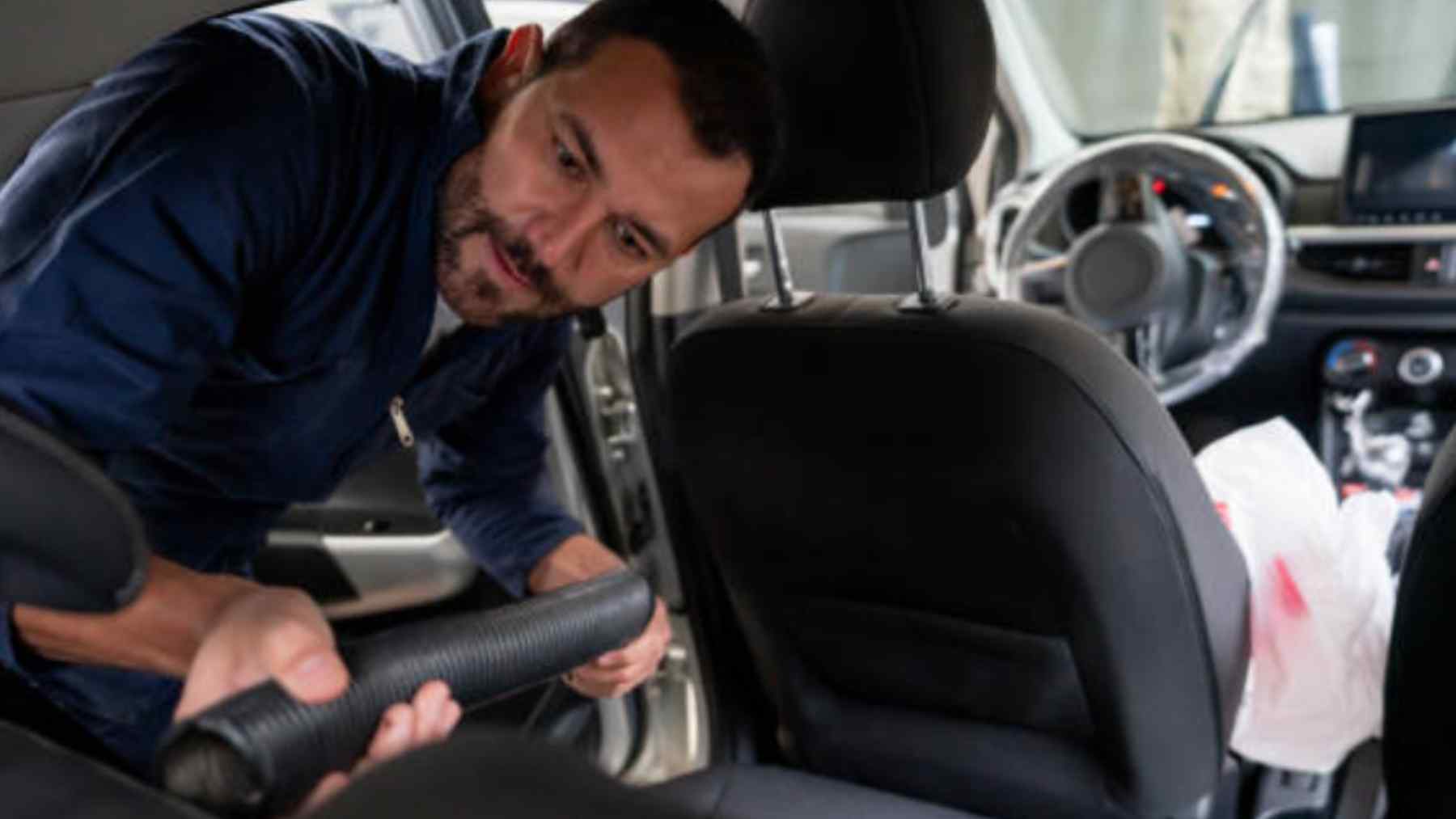 El truco que jamás te contaron para dejar la tapicería del coche como nueva