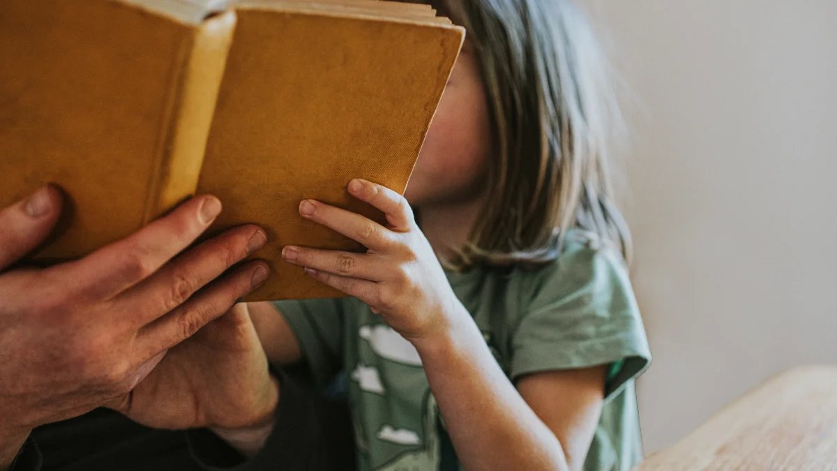 Escuelas de Texas envía niños a casa con libro sobre tiroteos