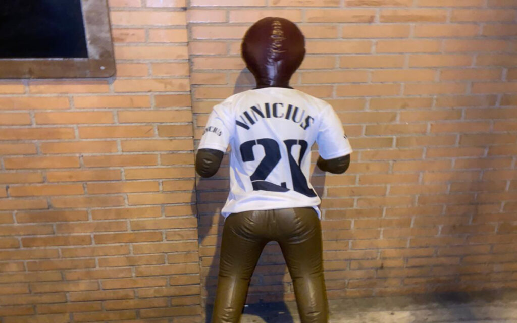 Están a disposición judicial los cuatro sujetos que colgaron un muñeco de Vinícius Júnior | Video