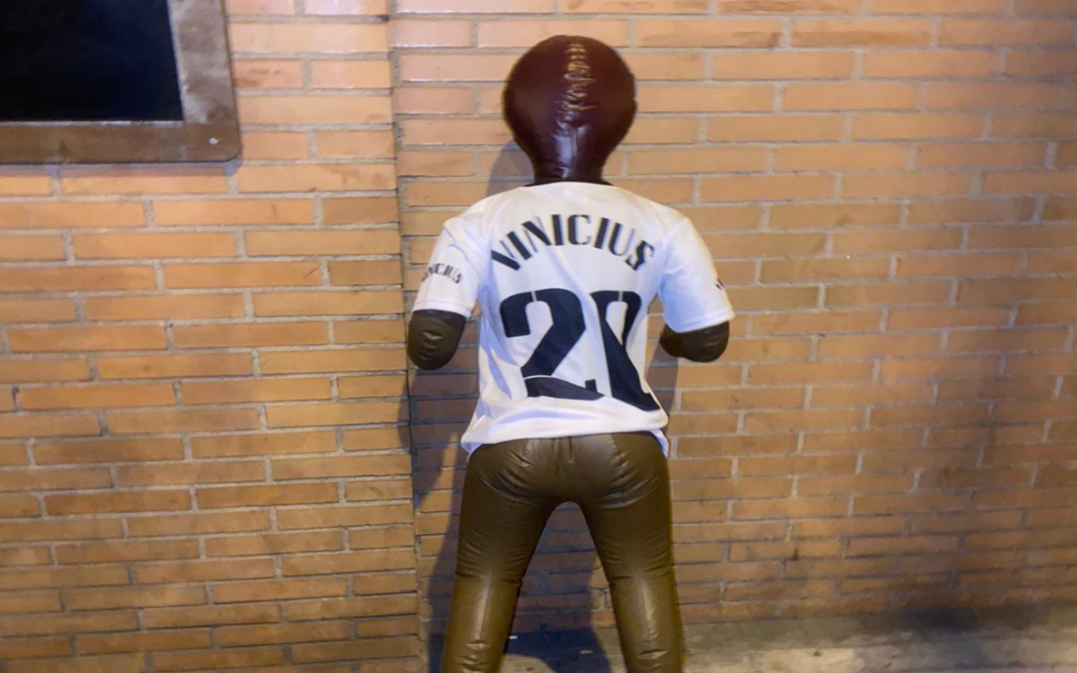 Están a disposición judicial los cuatro sujetos que colgaron un muñeco de Vinícius Júnior | Video