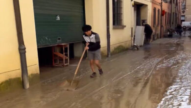 F1: Arrima Yuki Tsunoda el hombro para ayudar en la limpieza de Faenza | Fotos