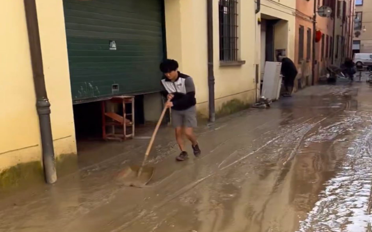 F1: Arrima Yuki Tsunoda el hombro para ayudar en la limpieza de Faenza | Fotos