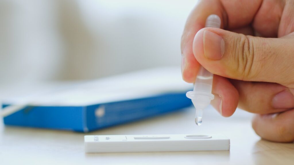 FDA retira pruebas caseras de COVID-19 por supuesta contaminación