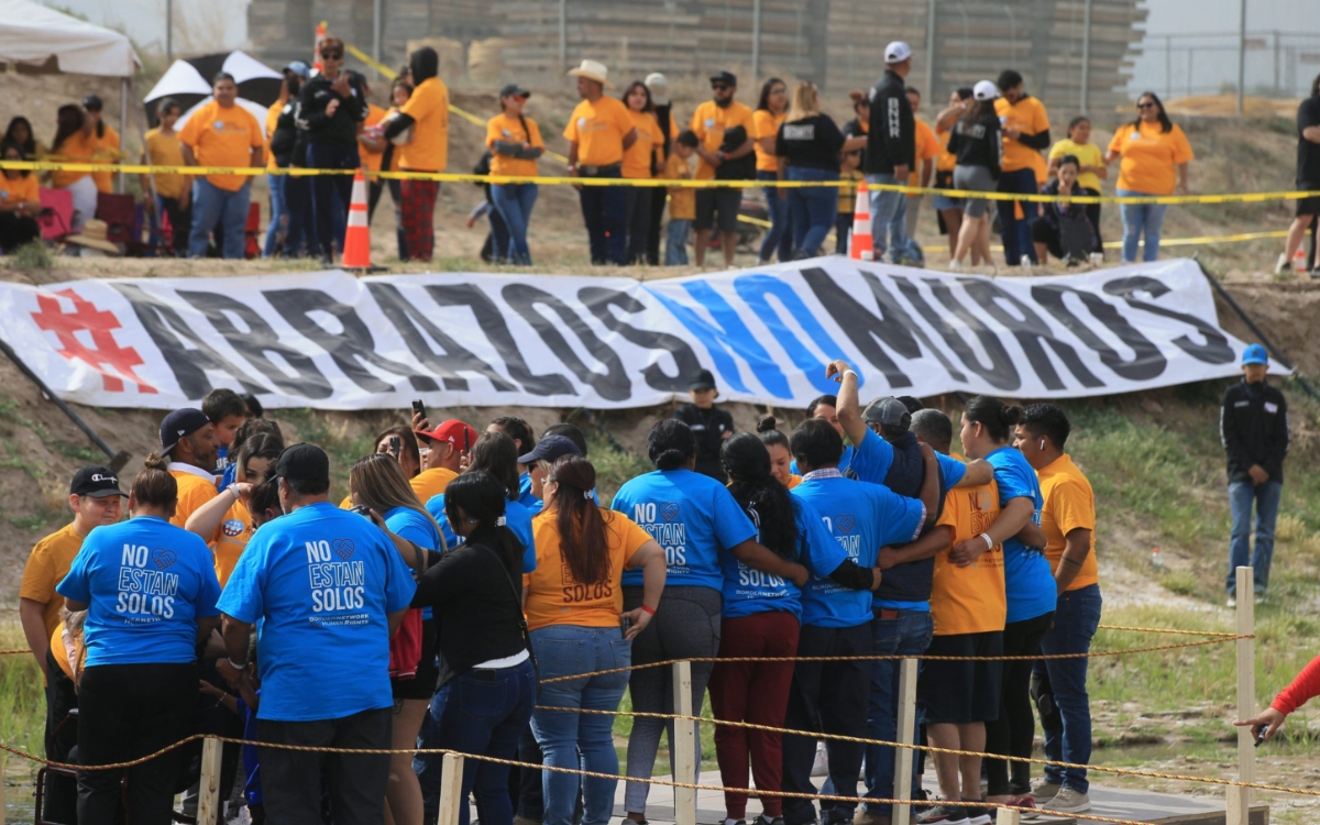 Fotos y videos | Familias migrantes separadas se abrazan en frontera México-EU