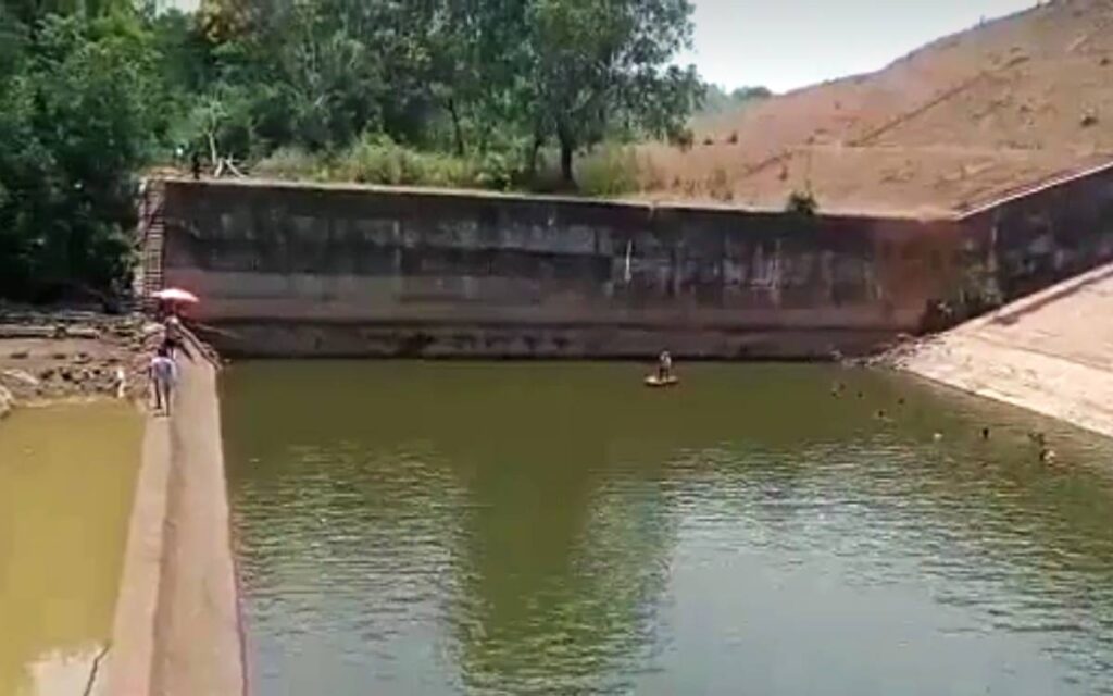 Funcionario vacía represa de agua para recuperar su teléfono celular en la India