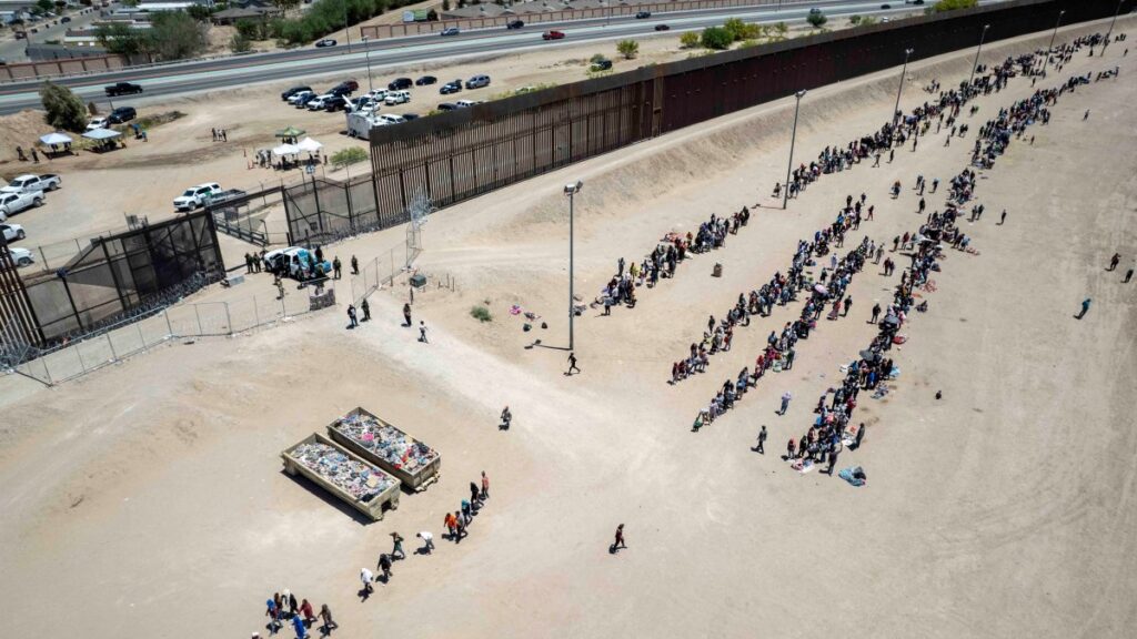 Funcionarios fronterizos se preparan para la afluencia de migrantes