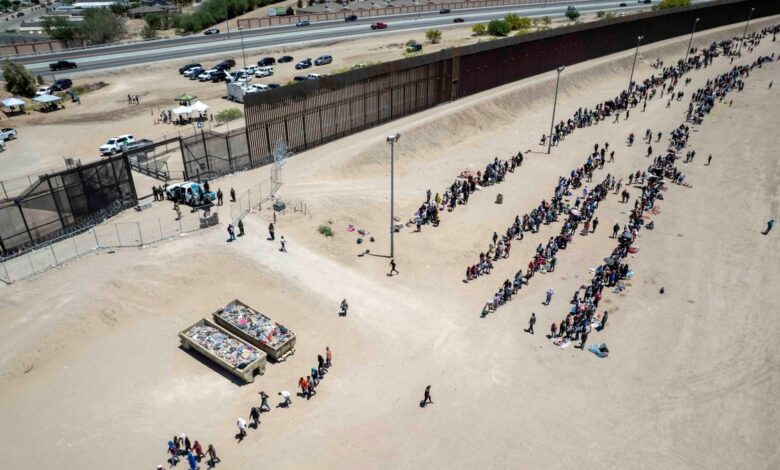 Funcionarios fronterizos se preparan para la afluencia de migrantes
