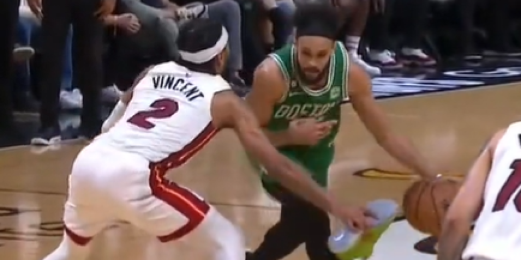 Gabe Vincent se queda descalzo...¡e intenta robar un balón con la zapatilla en la mano!