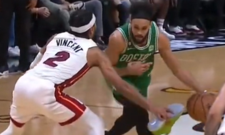 Gabe Vincent se queda descalzo...¡e intenta robar un balón con la zapatilla en la mano!
