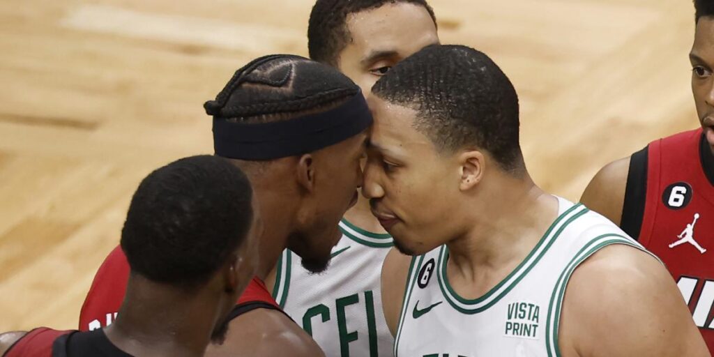 Grant Williams se venga de Jimmy Butler